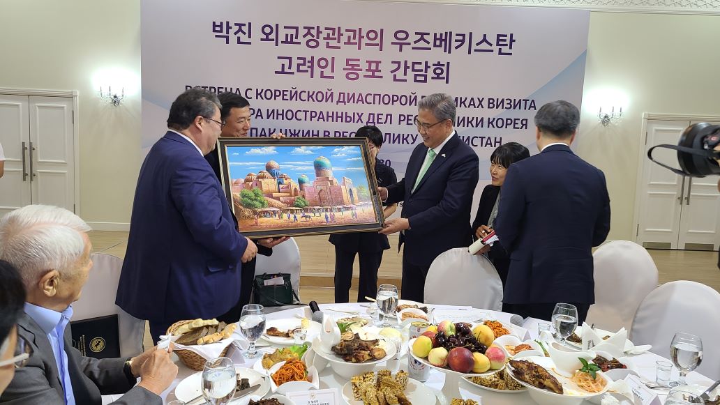 Встреча министра иностранных дел Республики Корея Пак Чжина с представителями корейской диаспоры Узбекистана
